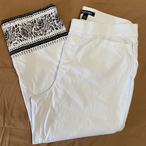 Roz & Ali Pants - New Roz & Ali White Capri and design. Size 14